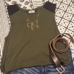 Sleeveless Top wit lace detailing